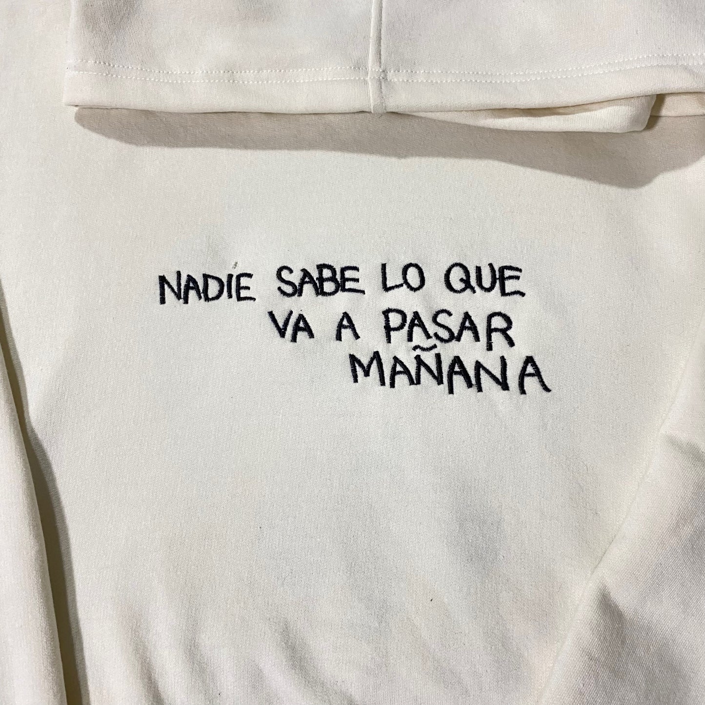 Hoodie bordado nadie sabe lo que va a pasar mañana