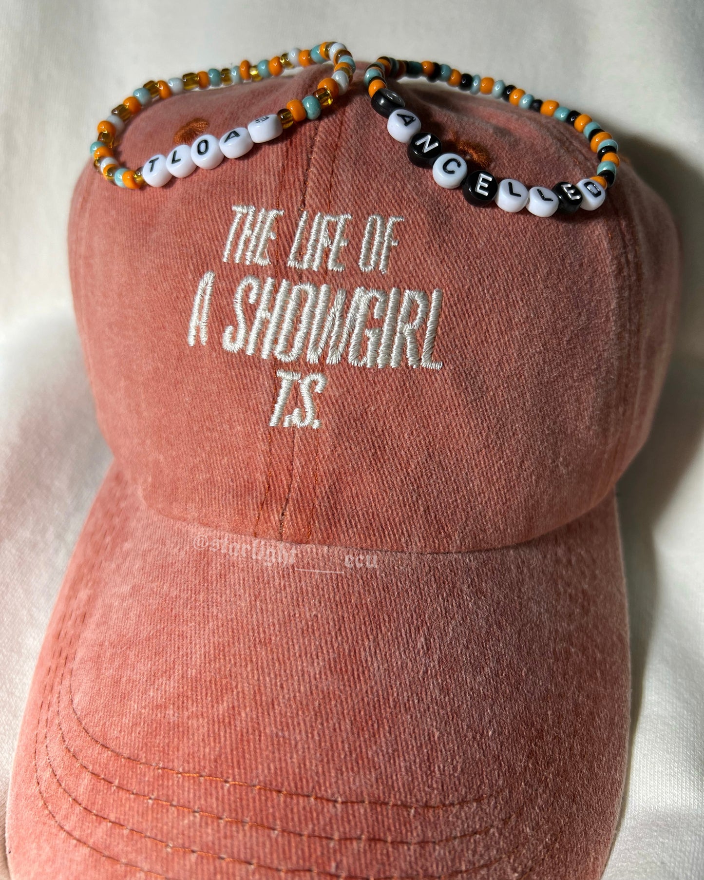 Gorra bordada the life of a showgirl