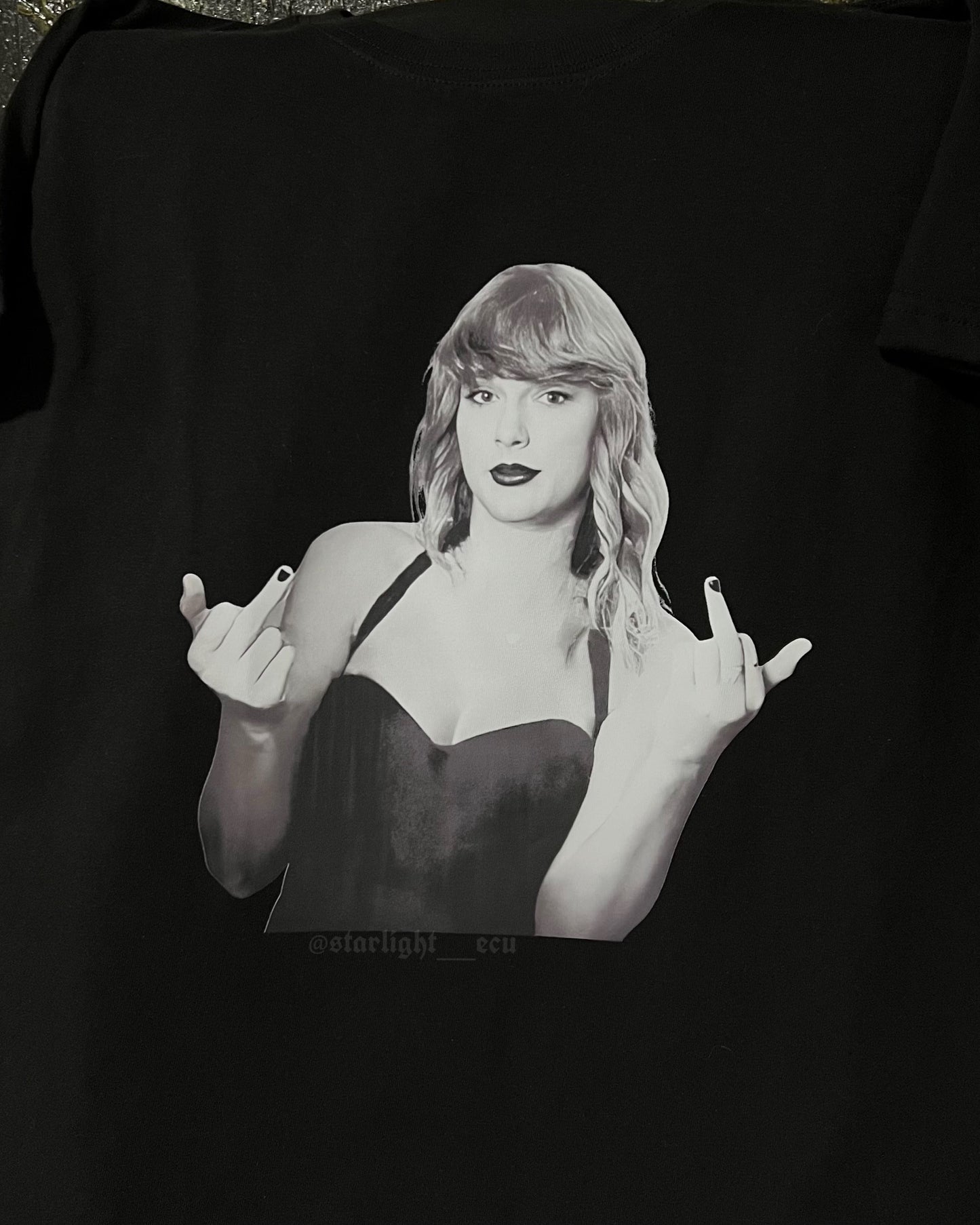 Camiseta middle finger Taylor