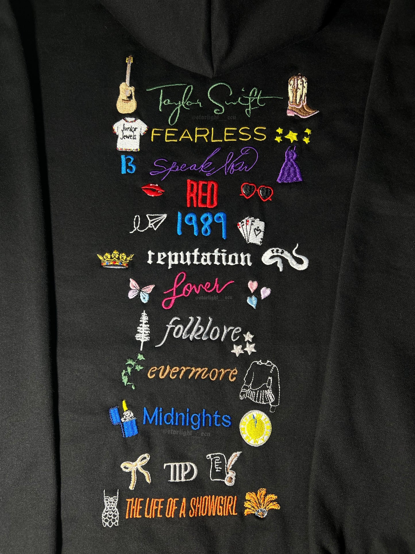 Hoodie/buzo bordado Taylor’s version y albums