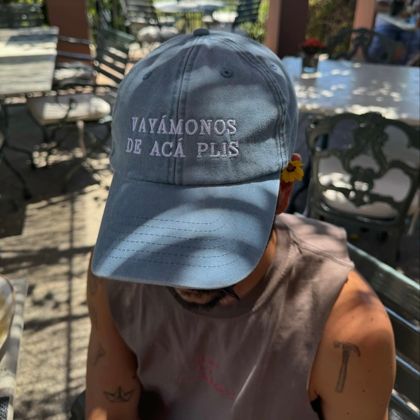 Gorra bordada vayámonos de acá plis