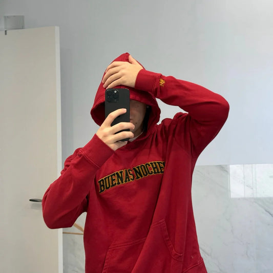Hoodie bordado rojo buenas noches Quevedo