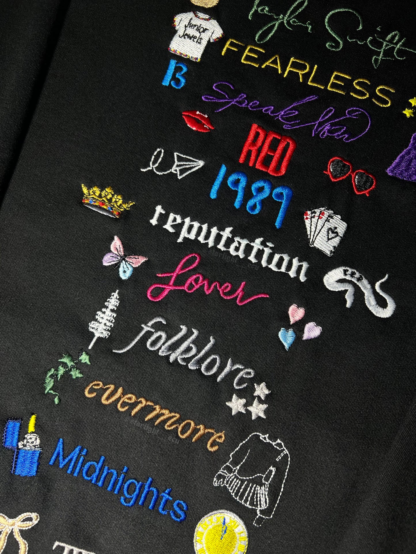 Hoodie/buzo bordado Taylor’s version y albums