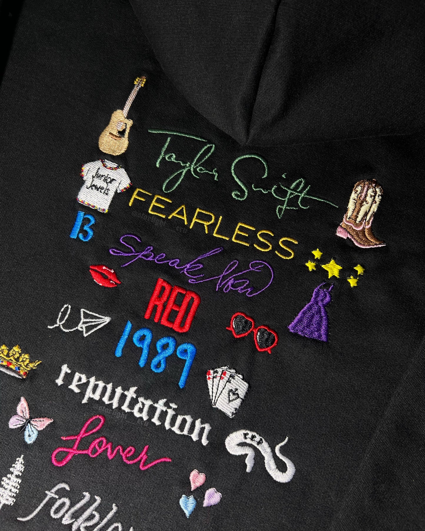 Hoodie/buzo bordado Taylor’s version y albums
